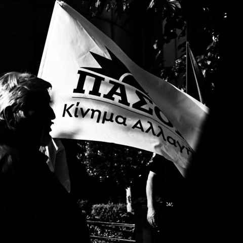 Σημαία του ΠΑΣΟΚ σε ασπρόμαυρη φωτογραφία