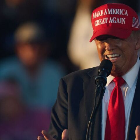 Ο Τραμπ διέκοψε μια προεκλογική συγκέντρωσή του για να χορέψει και να ακούσει μουσική