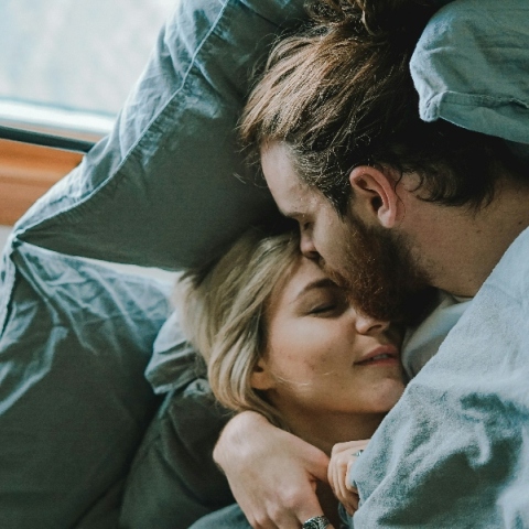 Η συνήθεια που θέτει σε κίνδυνο τις μακροχρόνιες σχέσεις 