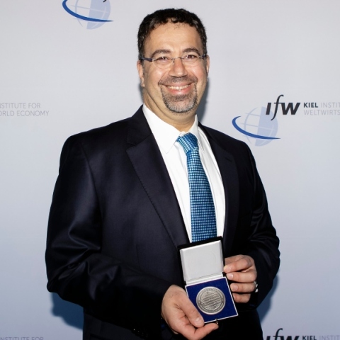 Ο άγνωστος διάλογος του νομπελίστα Ντόραν Ατζέμογλου με τους συμμαθητές του στο Λονδίνο