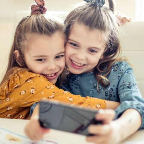 Θα απαγορευτούν εντελώς τα κινητά στα βρετανικά σχολεία;