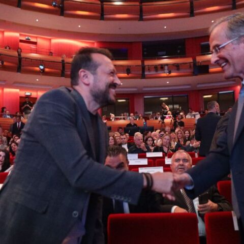 Η θερμή χειραψία Παππά - Σαμαρά και τα σχόλια στο Χ 