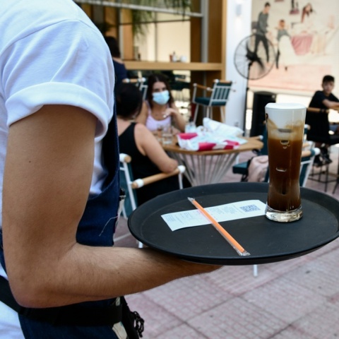 Σερβιτόρος με δίσκο στο χέρι