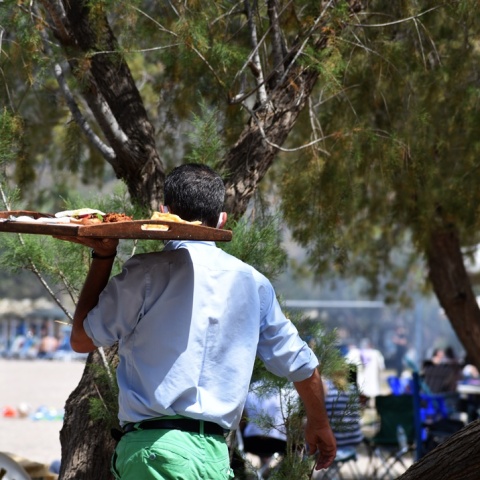 Σερβιτόρος με δίσκο στο χέρι