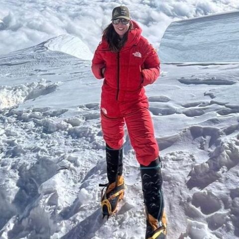 Μια 23χρονη Βρετανίδα είναι εδώ και λίγες μέρες η νεότερη ορειβάτισσα που αναρριχήθηκε στις 14 υψηλότερες κορυφές του πλανήτη.