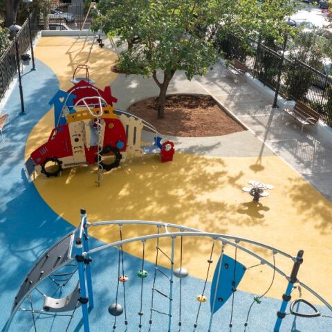 Εγκαινιάστηκε η σύγχρονη παιδική χαρά στη γειτονιά του Γκύζη από τον Δήμο Αθηναίων