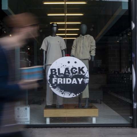 Κατάστημα με πινακίδα Black Friday