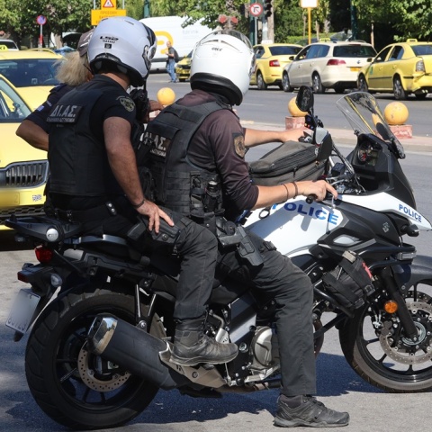 Αστυνομικοί της ομάδας ΔΙΑΣ πάνω στη μηχανή τους