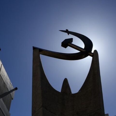 Θεσσαλονίκη: το ΚΚΕ καταγγέλλει βανδαλισμό των γραφείων του στη Νεάπολη με αγκυλωτούς σταυρούς - Η ανακοίνωση της τοπικής κομματικής οργάνωσης.