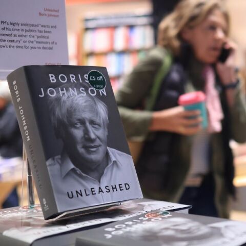 Βρετανία: Το βιβλίο με τα απομνημονεύματα του Μπόρις Τζόνσον καθυστερεί να φτάσει σε καταστήματα της ΕΕ λόγω Brexit - Οι επιπτώσεις των συνοριακών ελέγχων  