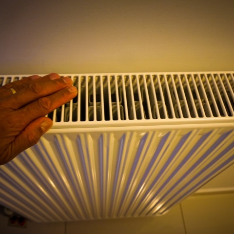 Χέρι που ακουμπά σε καλοριφέρ