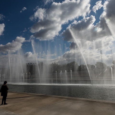 Άτομο στα σιντριβάνια του Κέντρου Πολιτισμού «Ίδρυμα Σταύρος Νιάρχος»