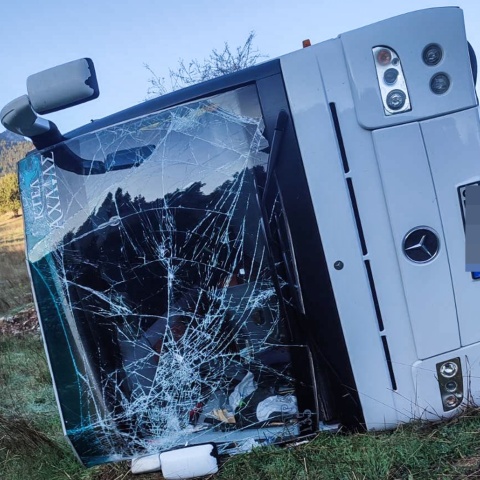 Το λεωφοφείο που ανετράπη στα Καλάβρυτα