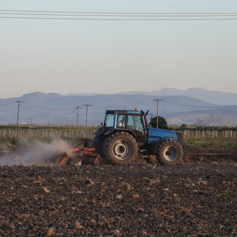 Τρακτέρ σε χωράφι αγρότη
