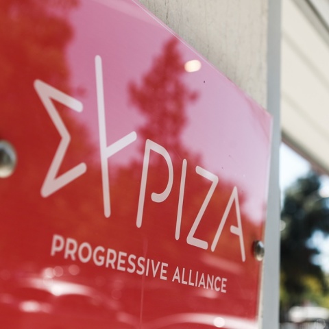 Ταμπ'έλα του ΣΥΡΙΖΑ έξω από τα γραφεία του κόμματος