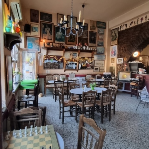 Εν Γαυρίω, μέσα σε καθρέφτες δίχως μνήμες