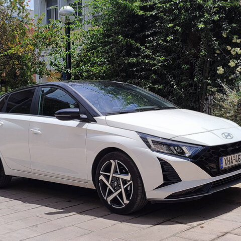 Οδηγούμε το ανανεωμένο Hyundai i20 και καταλαβαίνουμε την εμπορική του επιτυχία