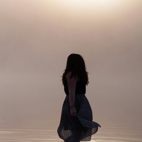 Κορίτσι που τα μαλλιά του καλύπτουν το πρόσωπό της