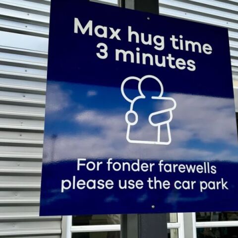 Αεροδρόμιο της Νέας Ζηλανδίας προκαλεί αναστάτωση με πινακίδα που περιορίζει τις αποχαιρετιστήριες αγκαλιές στα 3 λεπτά - Τα μηνύματα στις ζώνες αποβίβασης