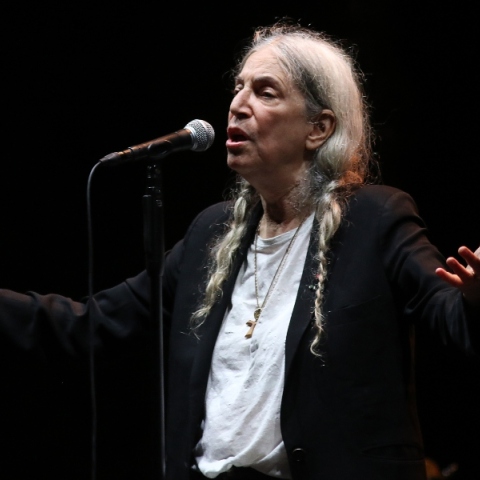 Patti Smith: Η ιστορική εμφάνιση της στην εκκλησία του Αγίου Μάρκου και η αναφορά στο Γιώργο Λάνθιμο