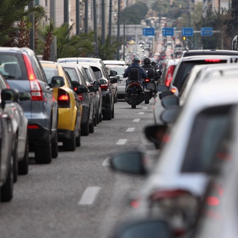 Αυτοκίνητα κολλημένα στην κίνηση