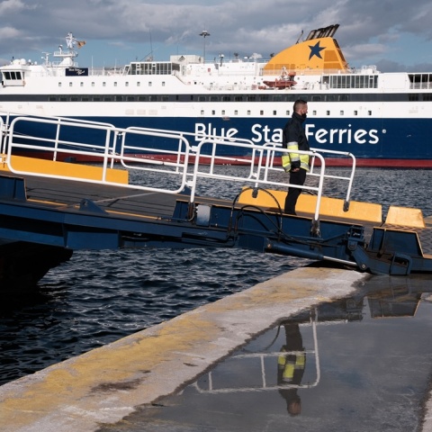 Λοστρόμος πάνω στην πόρτα πλοίου