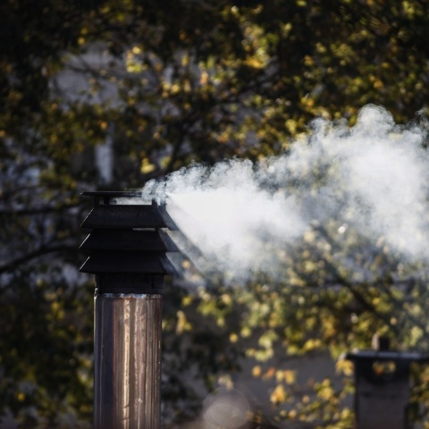 Καπνός βγαίνει από καμινάδα