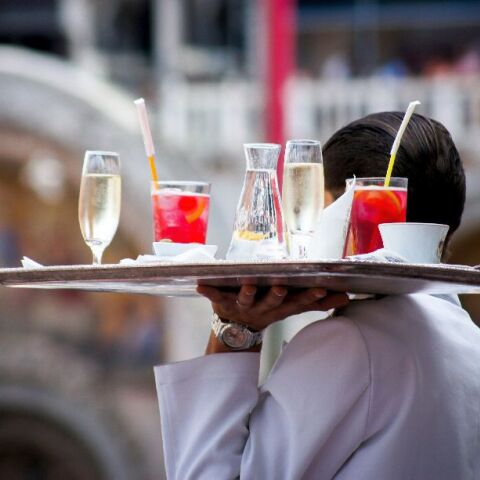 Τι πραγματικά σημαίνει το φιλοδώρημα για ένα σερβιτόρο;
