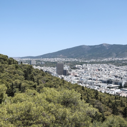 Ακίνητα πίσω από λόφο