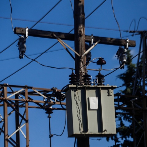 Κολώνα της ΔΕΗ και καλώδια ρεύματος