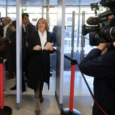 Ζιζέλ Πελικό: Η γυναίκα που βρίσκεται στο επίκεντρο της δίκης για μαζικούς βιασμούς που έχει συγκλονίσει τη Γαλλία πρόκειται να μιλήσει στο δικαστήριο.