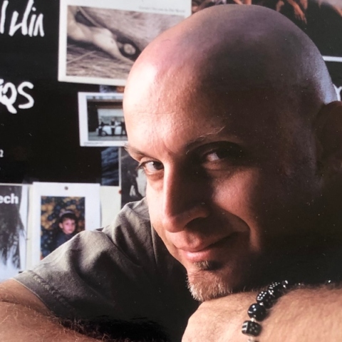 Ο Ηλίας Ασλάνογλου μας ξεναγεί στη δική του Αθήνα