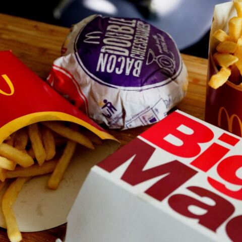 Ηλικιωμένος πέθανε λόγω βακτηρίου σε burger των McDonald's - Δεκάδες τα θύματα μολύνσεων, τι μπορεί να φταίει