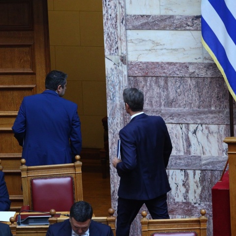 Ο Κυριάκος Μητσοτάκης αποχωρεί από την αίθουσα της Ολομέλειας