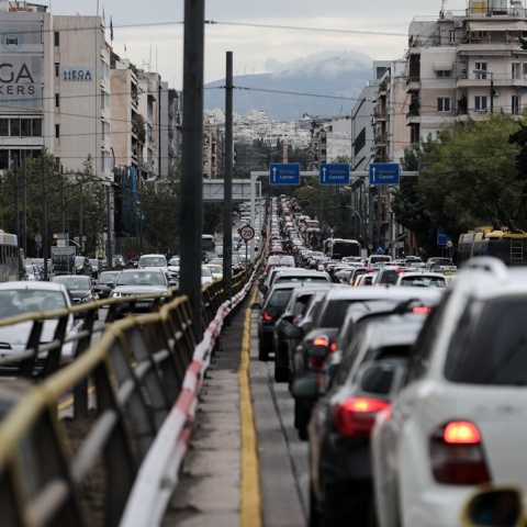 Αυτοκίνητα κολλημένα στην κίνηση