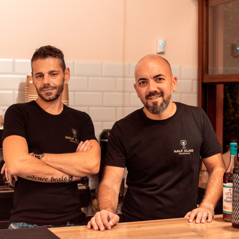 Οι ιδιοκτήτες του Half Glass ο Αλέξανδρος Μπαλαμπάνης και ο Μιχάλης Τραυλός