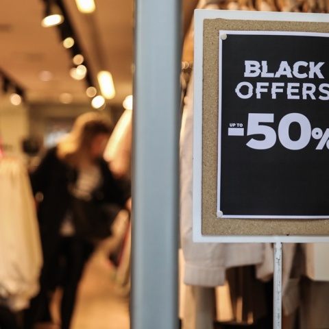 Black Friday: Ταμπέλα σε κατάστημα για τις προσφορές για τη «Μαύρη Παρασκευή»