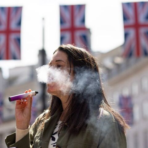 Βρετανία: Η κυβέρνηση θα απαγορεύσει τα ηλεκτρονικά τσιγάρα μιας χρήσης - Το μέτρο τίθεται σε ισχύ τον Ιούνιο του 2025 - Επιβαρύνουν το περιβάλλον και την υγεία