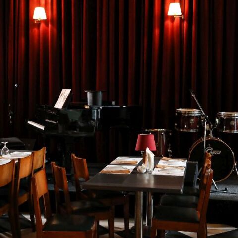 Lux, Μεταξουργείο