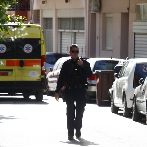 Αστυνομικός περπατά σε δρόμο