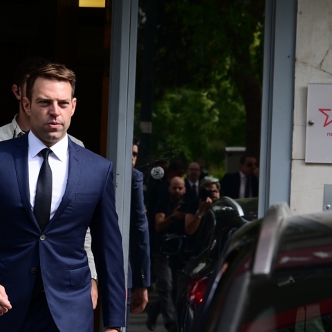 Ο Στέφανος Κασσελάκης έξω από τα γραφεία του ΣΥΡΙΖΑ