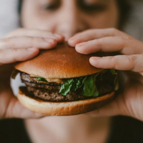 McDonald’s: Τα συμπτώματα που παρουσιάζει όποιος μολυνθεί από E.coli 