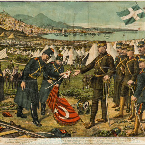 Επιχρωματισμένο χαρακτικό το οποίο αποδίδει τη στιγμή της παράδοσης της Θεσσαλονίκης από τον Ταχσίν Πασά στον Αρχιστράτηγο και Διάδοχο Κωνσταντίνο. Η παράδοση έγινε τις τελευταίες μέρες του Οκτωβρίου 1912, στο πλαίσιο του Α´ Βαλκανικού Πολέμου. Εικονίζονται πολλά σημαίνοντα πρόσωπα του στρατιωτικού βίου της χώρας. Από τις Συλλογές του Πολεμικού Μουσείου 