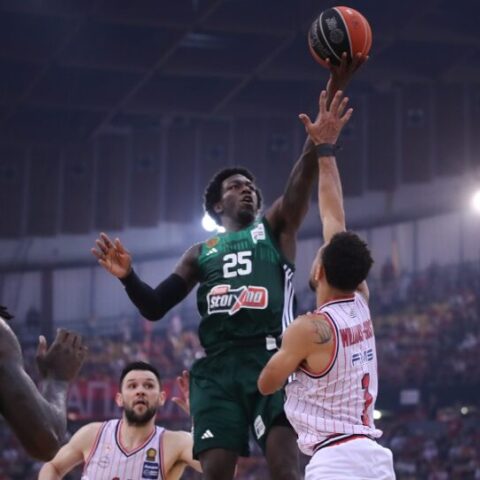 Στιγμιότυπο από αγώνα μπάσκετ μεταξύ Ολυμπιακού και Παναθηναϊκού