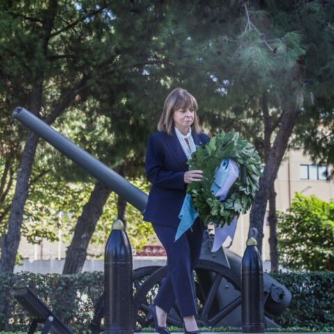 Θεσσαλονίκη: Η Κατερίνα Σακελλαροπούλου κατέθεσε στεφάνι στο Ηρώο Πεσόντων του Γ’ Σώματος Στρατού