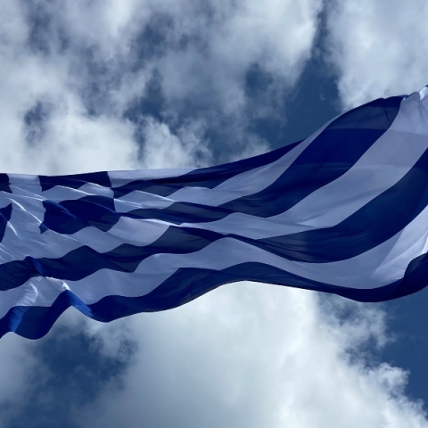 Τεράστια ελληνική σημαία κυματίζει στον ουρανό της Κρήτης 