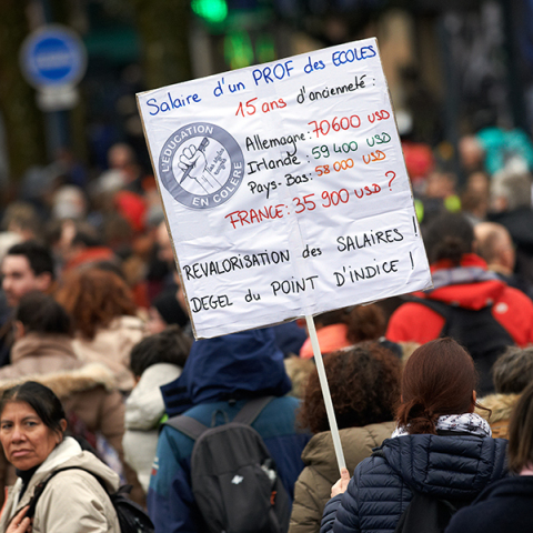 Mετά τα Κίτρινα Γιλέκα, τα Κόκκινα Στιλό