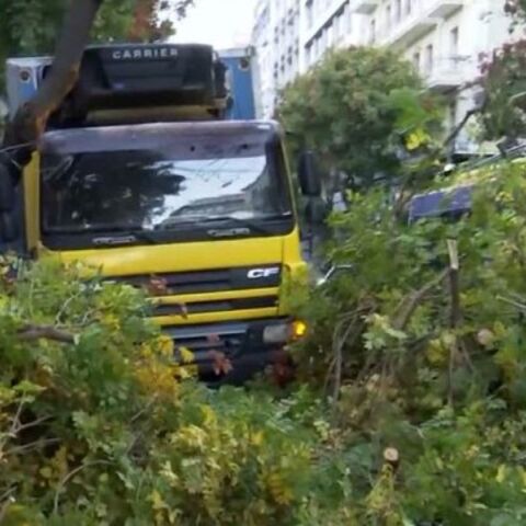 Φορτηγό ξερίζωσε δέντρο στην Πατησίων: Κλειστές δύο λωρίδες κυκλοφορίας