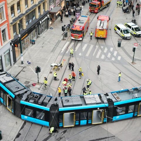 Ένα τραμ εκτροχιάστηκε και έπεσε πάνω σε ένα κατάστημα στο κέντρο του Όσλο της Νορβηγίας