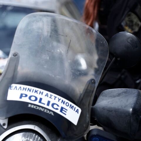 Τηλεφώνημα για βόμβες σε γραφεία στη Γλυφάδα - Αστυνομικές δυνάμεις πραγματοποιούν ελέγχους - Άνδρας κάλεσε στο 112 δηλώνοντας ότι ανήκει στη 17 Νοέμβρη. 